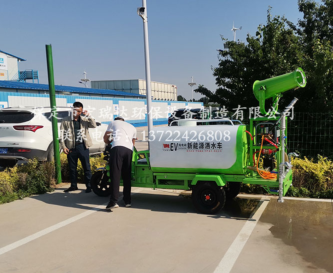 保定宏瑞達(dá)電動(dòng)霧炮灑水車(chē)在秦皇島景區(qū)建設(shè)工地上崗